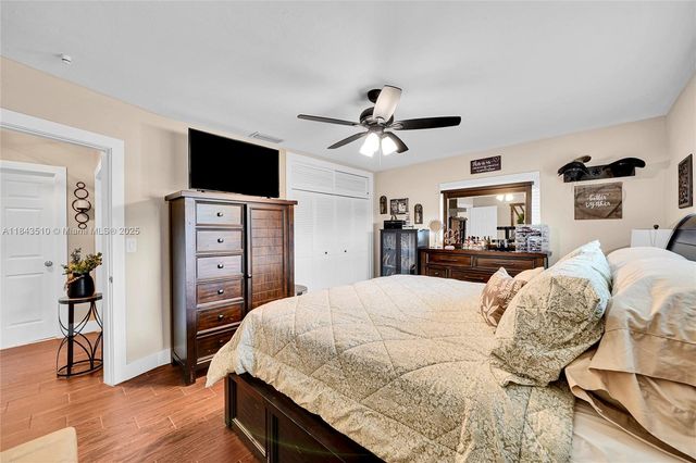 521 NW 93rd Ter, Pembroke Pines, FL 33024