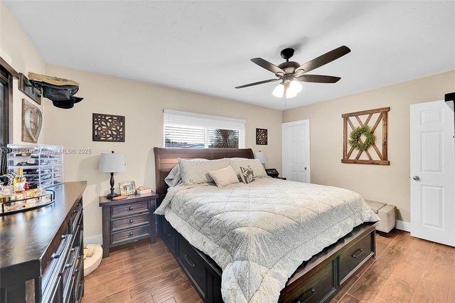 521 NW 93rd Ter, Pembroke Pines, FL 33024