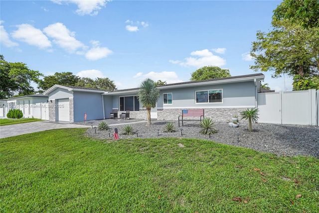 521 NW 93rd Ter, Pembroke Pines, FL 33024