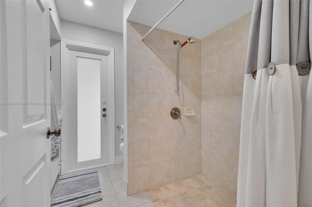 521 NW 93rd Ter, Pembroke Pines, FL 33024