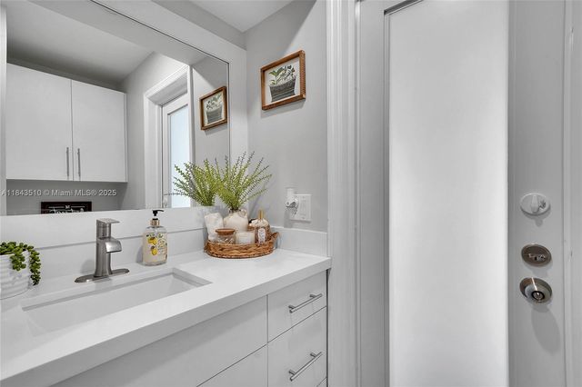 521 NW 93rd Ter, Pembroke Pines, FL 33024
