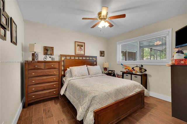 521 NW 93rd Ter, Pembroke Pines, FL 33024