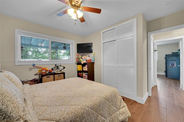 521 NW 93rd Ter, Pembroke Pines, FL 33024