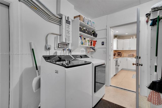 521 NW 93rd Ter, Pembroke Pines, FL 33024