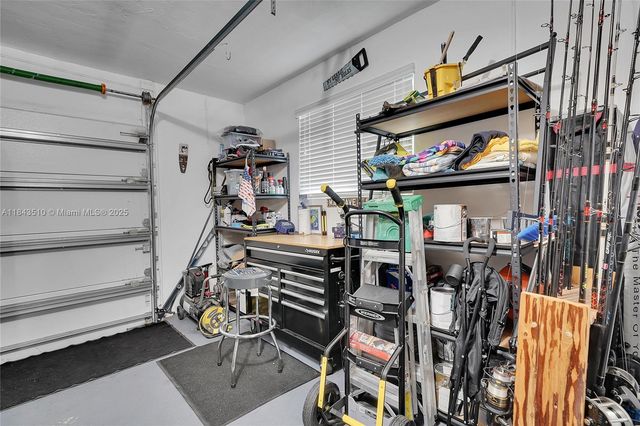 521 NW 93rd Ter, Pembroke Pines, FL 33024