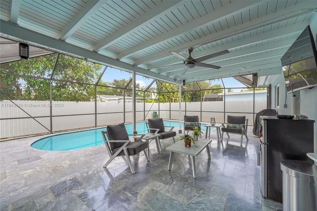 521 NW 93rd Ter, Pembroke Pines, FL 33024