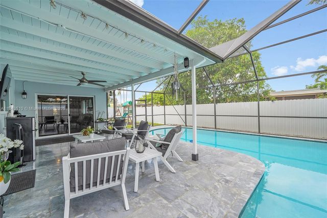 521 NW 93rd Ter, Pembroke Pines, FL 33024