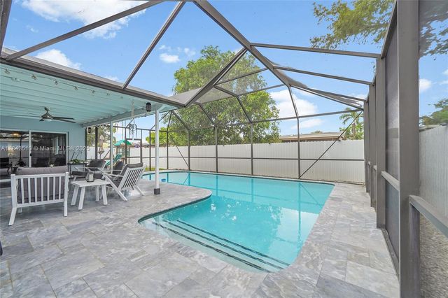 521 NW 93rd Ter, Pembroke Pines, FL 33024