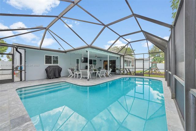 521 NW 93rd Ter, Pembroke Pines, FL 33024