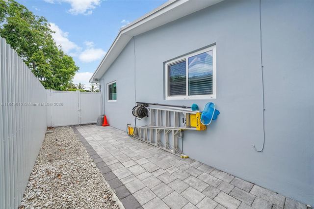 521 NW 93rd Ter, Pembroke Pines, FL 33024