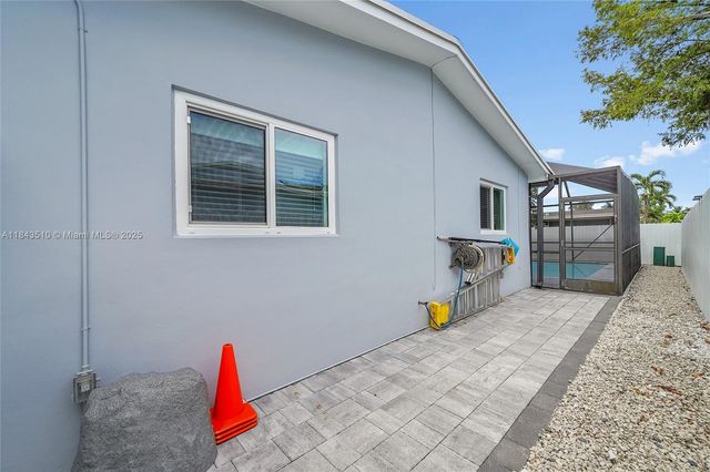 521 NW 93rd Ter, Pembroke Pines, FL 33024