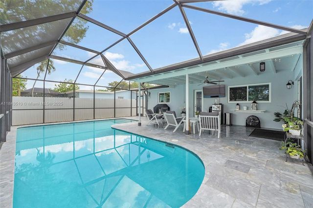 521 NW 93rd Ter, Pembroke Pines, FL 33024