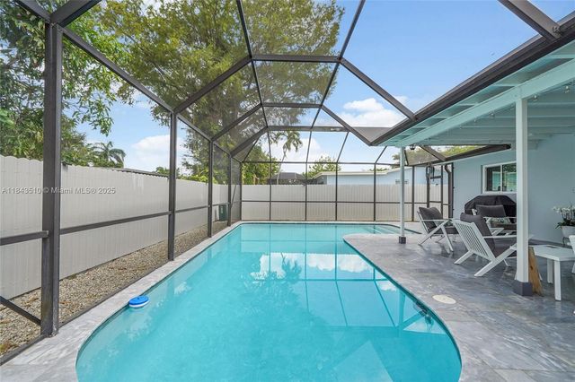 521 NW 93rd Ter, Pembroke Pines, FL 33024