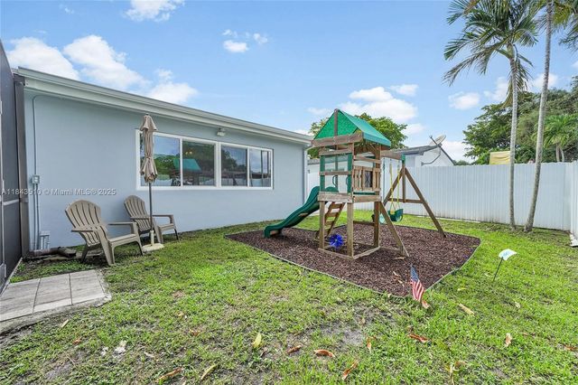 521 NW 93rd Ter, Pembroke Pines, FL 33024