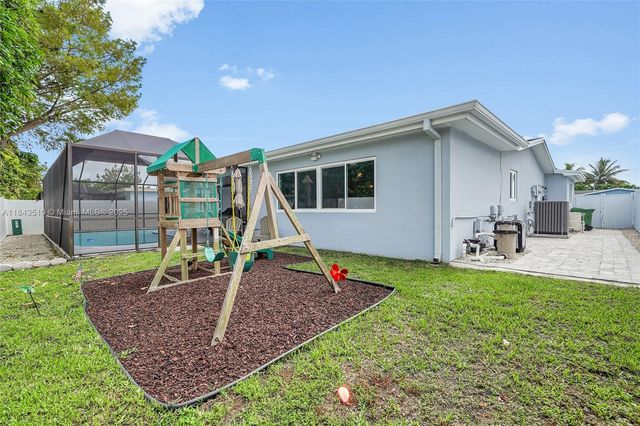 521 NW 93rd Ter, Pembroke Pines, FL 33024