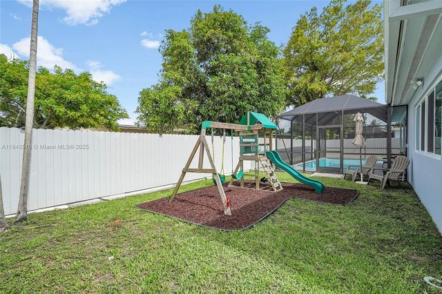 521 NW 93rd Ter, Pembroke Pines, FL 33024