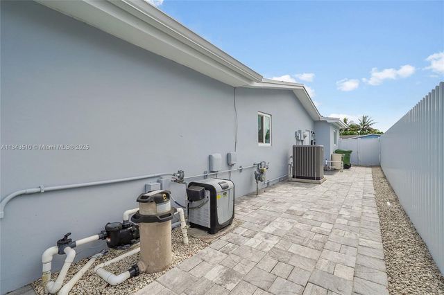 521 NW 93rd Ter, Pembroke Pines, FL 33024