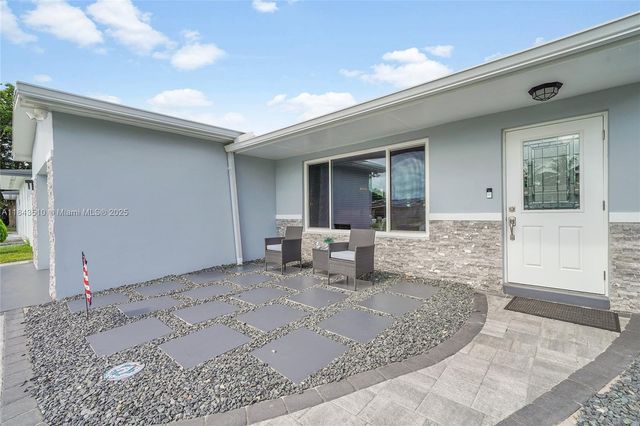 521 NW 93rd Ter, Pembroke Pines, FL 33024