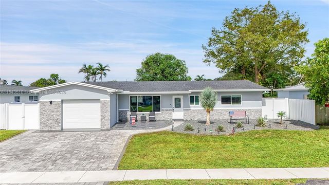 521 NW 93rd Ter, Pembroke Pines, FL 33024