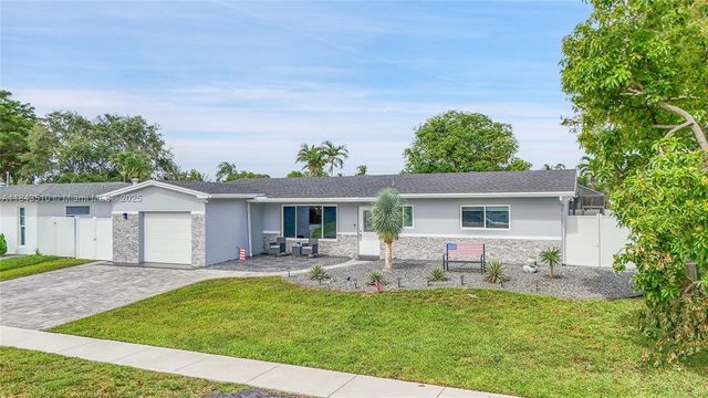 521 NW 93rd Ter, Pembroke Pines, FL 33024