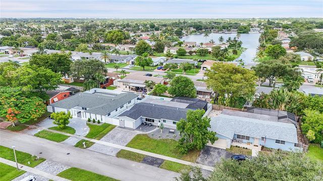 521 NW 93rd Ter, Pembroke Pines, FL 33024
