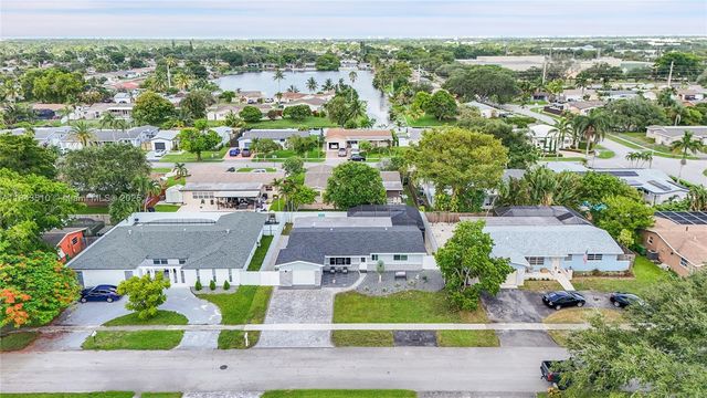 521 NW 93rd Ter, Pembroke Pines, FL 33024