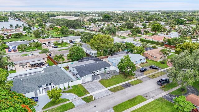 521 NW 93rd Ter, Pembroke Pines, FL 33024