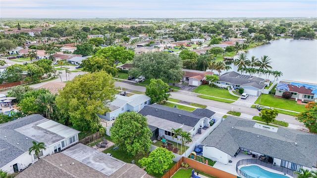 521 NW 93rd Ter, Pembroke Pines, FL 33024