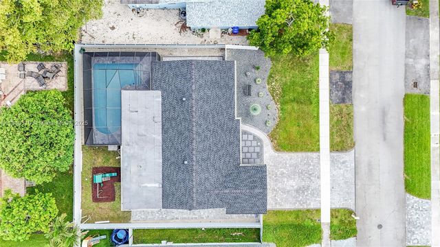 521 NW 93rd Ter, Pembroke Pines, FL 33024