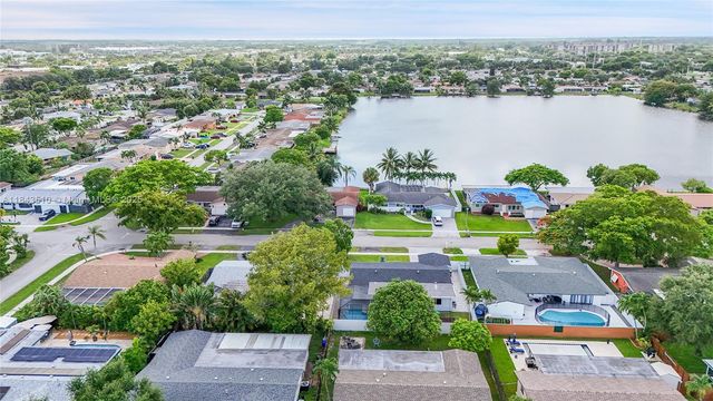 521 NW 93rd Ter, Pembroke Pines, FL 33024