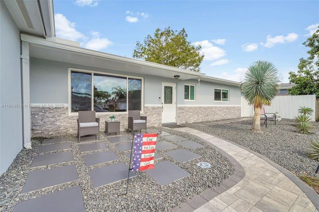 521 NW 93rd Ter, Pembroke Pines, FL 33024