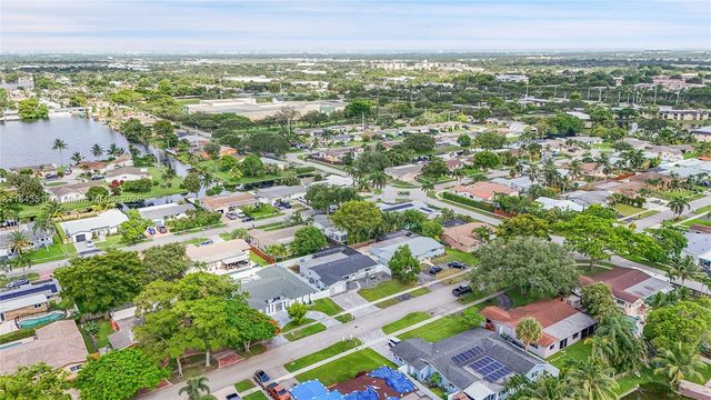 521 NW 93rd Ter, Pembroke Pines, FL 33024