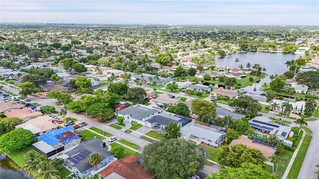 521 NW 93rd Ter, Pembroke Pines, FL 33024