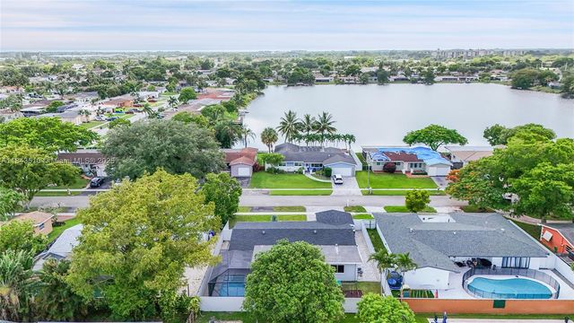 521 NW 93rd Ter, Pembroke Pines, FL 33024