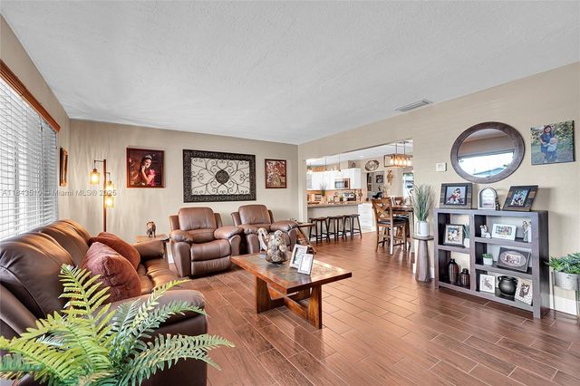 521 NW 93rd Ter, Pembroke Pines, FL 33024