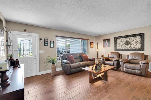 521 NW 93rd Ter, Pembroke Pines, FL 33024