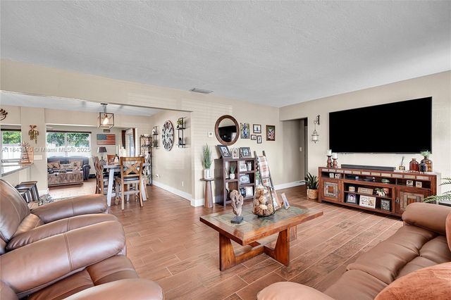 521 NW 93rd Ter, Pembroke Pines, FL 33024