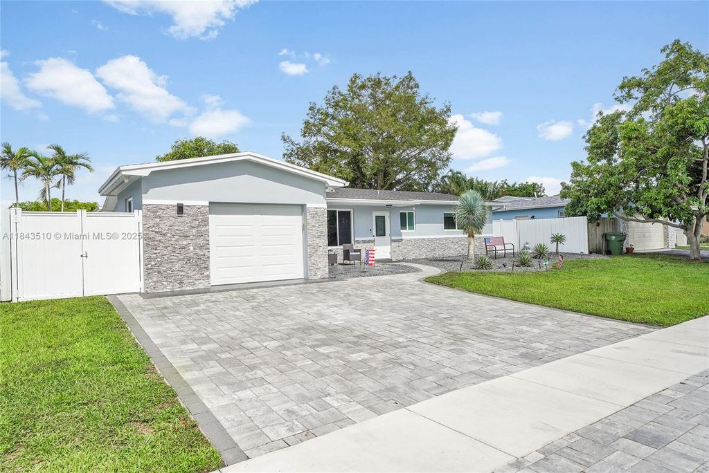 521 NW 93rd Ter, Pembroke Pines, FL 33024