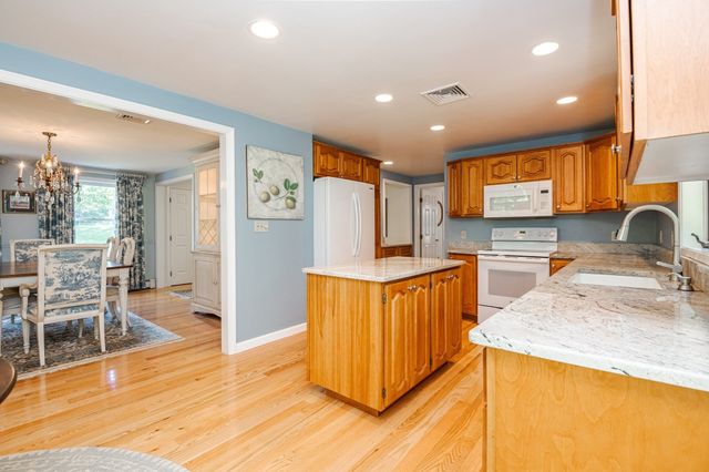 11 Currier Rd, Middleton, MA 01949