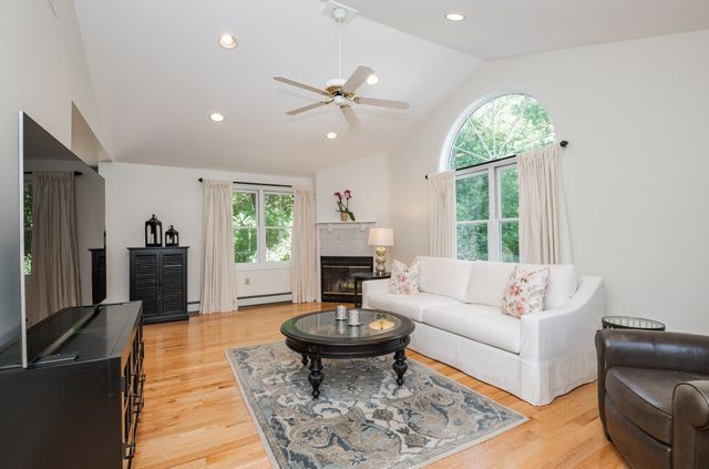 11 Currier Rd, Middleton, MA 01949