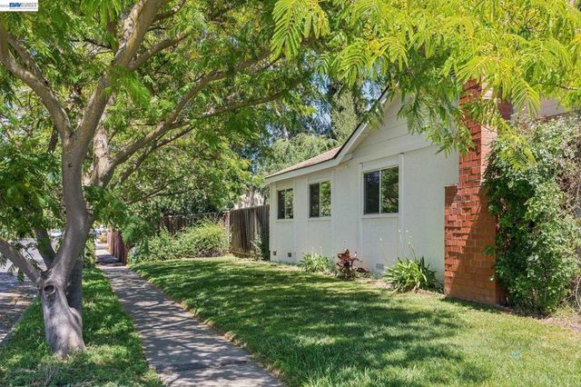 2884 Lyon Circle, Concord, CA 94518