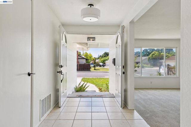 2884 Lyon Circle, Concord, CA 94518