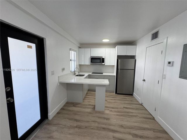 1969 NW 2nd ct 6, Miami, FL 33136