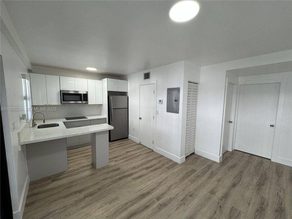 1969 NW 2nd ct 6, Miami, FL 33136