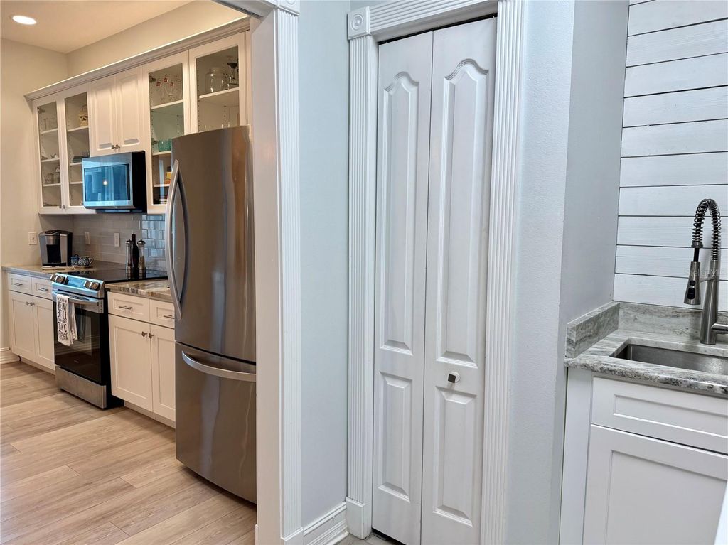 Image 9 of property listing at 423 S ATLANTIC AVENUE 102, New Smyrna Beach, FL 32169