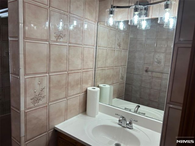 1-09 27th Street, Fair Lawn, NJ 07410