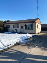 1020 S SAWYER STREET, Oshkosh, WI 54902