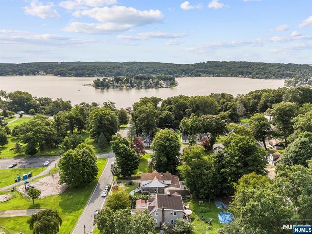 20 Shawnee Road, Hopatcong, NJ 07843