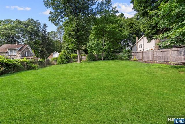 20 Shawnee Road, Hopatcong, NJ 07843