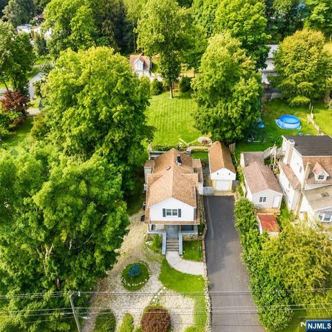 20 Shawnee Road, Hopatcong, NJ 07843